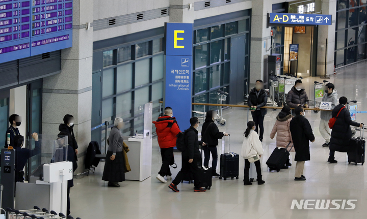 [인천공항=뉴시스] 고승민 기자 = 정부가 내년1월부터 중국에서 한국에 들어오는 모든 입국자에 대해 전후 두번의 코로나19 검사를 의무화한다고 30일 밝혔다. 사진은 이날 인천국제공항 1터미널 도착장 모습. 한편 정부는 중국발 운항 항공편은 코로나19 이전의 약 5% 현 수준에서 일부 축소하고 증편도 제한할 계획이다. 2022.12.31. kkssmm99@newsis.com