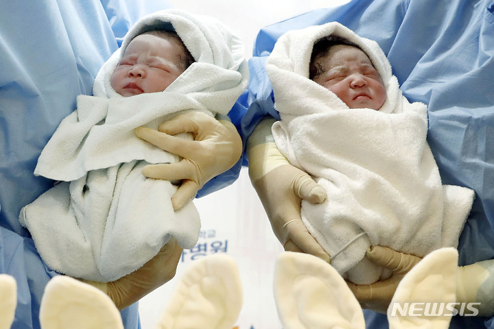 [고양=뉴시스] 최동준 기자 = 2023년 새해 첫 아기가 1일 0시경 경기 고양시 일산 차병원에서 태어났다. 엄마 김현정 씨(40세), 아빠 장동규 씨(42) 사이에서 태어난 쌍둥이 여아 짱순이(태명, 왼쪽, 3.09kg), 남아 짱짱이(태명, 3,32kg)가 친할머니 정윤자(왼쪽) 씨, 외할머니 문상순 씨 품에 안겨 있다. 2023.01.01. photocdj@newsis.com