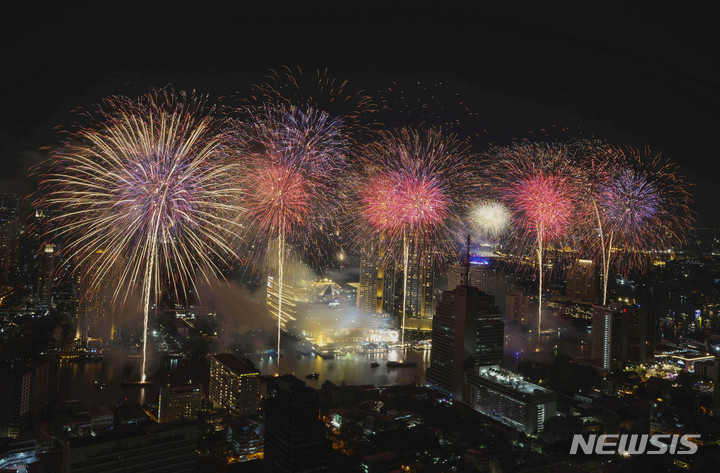 [방콕=AP/뉴시스] 1일(현지시간) 태국 방콕에서 새해맞이 행사가 열리는 동안 짜오프라야강 상공에 축하 불꽃이 터지고 있다. 2023.01.01