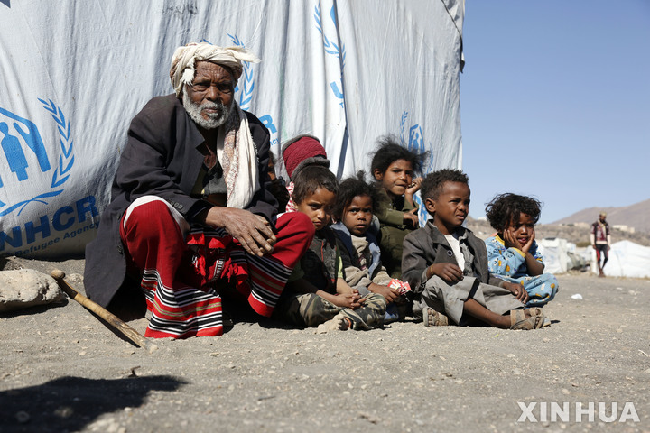  [ 사나(예멘)= 신화/뉴시스] 예멘의 수도 사나의 다라완 난민수용소에서 배급을 기다리는 노인과 아이들. 내전으로 초토화된 예멘은 최근 이란과 이스라엘의 교전 등 확전 위기로 구호가 소홀해져 더 큰 위기를 맞고 있다고 유엔 예멘 특사가 4월 14일 안보리에서 보고했다. 2024. 04. 16. 