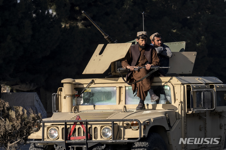 [카불=AP/뉴시스]탈레반 무장대원들이 1일 아프가니스탄 수도 카불의 내무부 근처 폭발 현장에서 경비를 서고 있다. 이날 아침 카불 군 공항 검문소 부근에서 폭탄이 폭발하여 여러 명이 사망하고 부상했다고 탈레반 관리가 밝혔다. 2023.01.01.