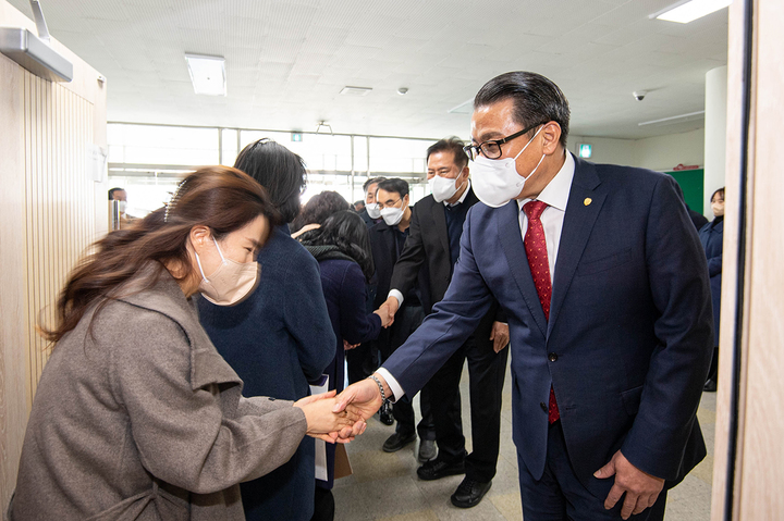 변창훈 총장이 교직원들과 신년 인사를 나누고 있다. *재판매 및 DB 금지