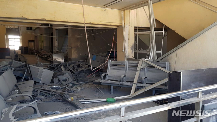 [다마스쿠스(시리아)=AP/뉴시스]시리아 관영 SANA 통신이 2022년 6월12일 공개한 사진 속에 이틀 전인 6월10일 이스라엘군의 공습으로 파손된 다마스쿠스 국제공항의 모습. 이스라엘군이 2일 새벽(현지시간) 시리아 수도 다마스쿠스의 국제공항에 미사일을 발사, 군인 2명이 숨지고 2명이 다쳤으며 공항이 일시 폐쇄됐었다고 시리아군이 밝혔다. 이스라엘의 공격으로 다마스쿠스 국제공항이 폐쇄된 것은 7개월 만에 두 번째이다. 2023.1.2