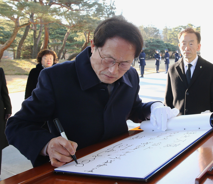 [서울=뉴시스] 조희연 서울시 교육감이 지난 2일 2023년 계묘년(癸卯年) 새해를 맞아 방문한 서울 동작구 국립서울현충원에서 방명록을 작성하고 있다. (사진=서울시교육청 제공) 2023.01.03. photo@newsis.com *재판매 및 DB 금지