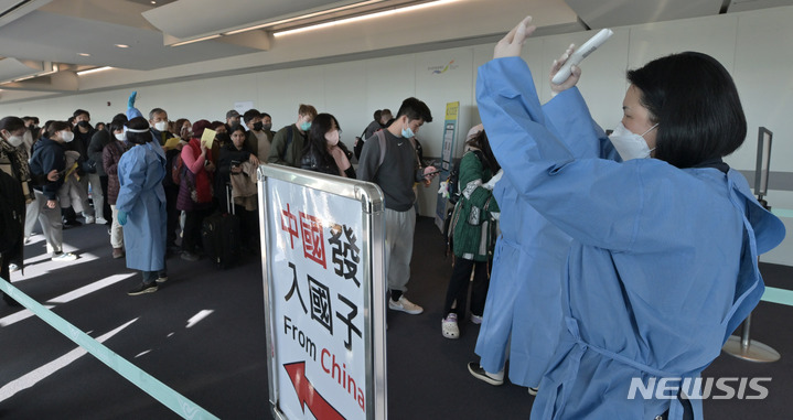 [인천공항=뉴시스] 공항사진기자단 = 지난 2일 인천국제공항 제1여객터미널 입국장에서 공항 관계자들이 중국발 입국자를 분류하고 있다. 방역당국은 이날부터 중국에서 항공편이나 배편으로 입국하는 모든 사람에 대해 코로나19 유전자증폭(PCR) 검사를 실시하는 등 고강도 방역 대책을 시작했다. 2023.01.03. photo@newsis.com