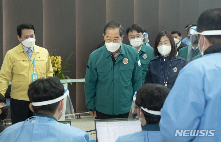 [인천공항=뉴시스] 최진석 기자 = 중국발 입국자에 대해 코로나19 검사를 하는 고강도 방역 대책이 시행된 2일 한덕수 국무총리가 인천국제공항 제1터미널 교통센터에 마련된 코로나19 입국자 검사소를 방문하고 있다. (공동취재사진) 2023.01.02. photo@newsis.com