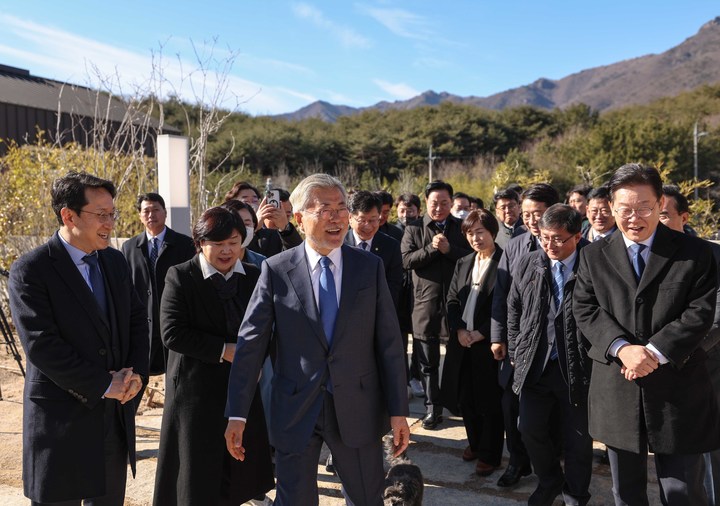 [서울=뉴시스] 이영환 기자 = 이재명 더불어민주당 대표 및 당 지도부가 지난 1월2일 경남 양산시 평산마을 문재인 전 대통령 사저를 찾아 문 전 대통령과 대화를 하고 있다.(사진=더불어민주당 제공) 2023.01.02. photo@newsis.com *재판매 및 DB 금지