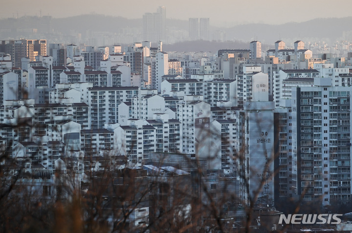 [서울=뉴시스] 정병혁 기자 = 서울 중구 남산에서 서울시내 아파트가 보이고 있다. 2023.01.03. jhope@newsis.com