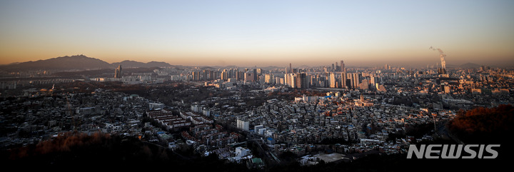 [서울=뉴시스] 정병혁 기자 = 지난 3일 오전 서울 중구 남산에서 서울시내 아파트가 보이고 있다. 정부가 주택 시장 경착륙을 막기 위해 서울 강남 3구와 용산구를 제외하고 모든 지역에 대한 규제지역을 해제하기로 했다. 대통령실과 정부부처 등에 따르면 국토교통부는 이달 추가 규제지역을 해제한다. 조정대상지역에서 풀리면 종합부동산세와 양도소득세 중과가 배제되는 등 세제가 줄어들고, 주택담보대출비율(LTV) 등 대출이 확대되며 재당첨 제한 등 청약 규제도 풀린다. 2023.01.03. jhope@newsis.com