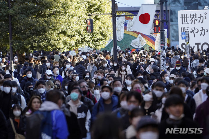 [도쿄=AP/뉴시스]3일 새해 연휴 동안 사람들이 일본 도쿄 시부야구의 횡단보도를 건너고 있다. 2023.01.27.