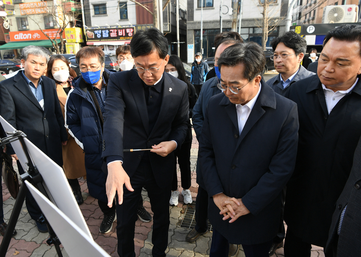 [안산=뉴시스] 이민근 경기 안산시장이 지난해 11월 29일 다문화특구를 방문해 김동연 경기도지사에게 원곡동 스트리트몰 및 주차장 건립사업에 대해 브리핑하고 있다. (사진=안산시 제공) 2023.01.04. photo@newsis.com *재판매 및 DB 금지