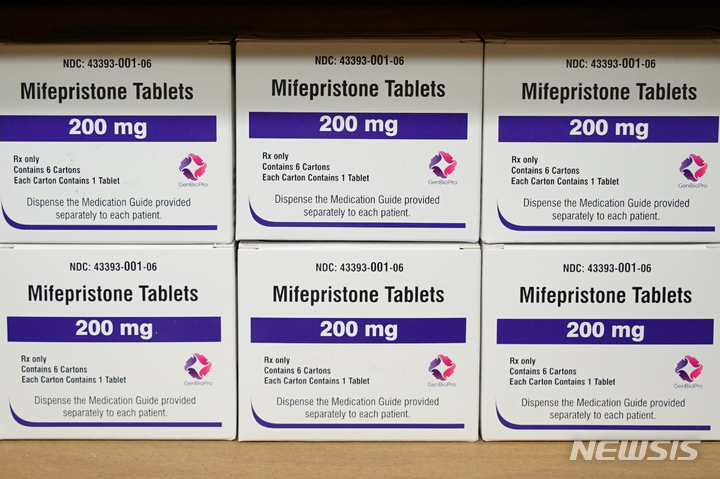 [AP/뉴시스] 미국의 한 약국 선반에 놓여있는 미페프리스톤 2022.3.16