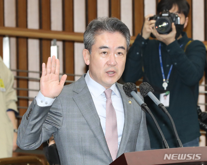 [서울=뉴시스] 전진환 기자 = 윤희근 경찰청장이 4일 오전 서울 여의도 국회에서 열린 용산 이태원 참사 진상 규명 및 재발 방지를 위한 국정조사특별위원회 청문회에 출석해 증인선서를 하고 있다. 2023.01.04. amin2@newsis.com