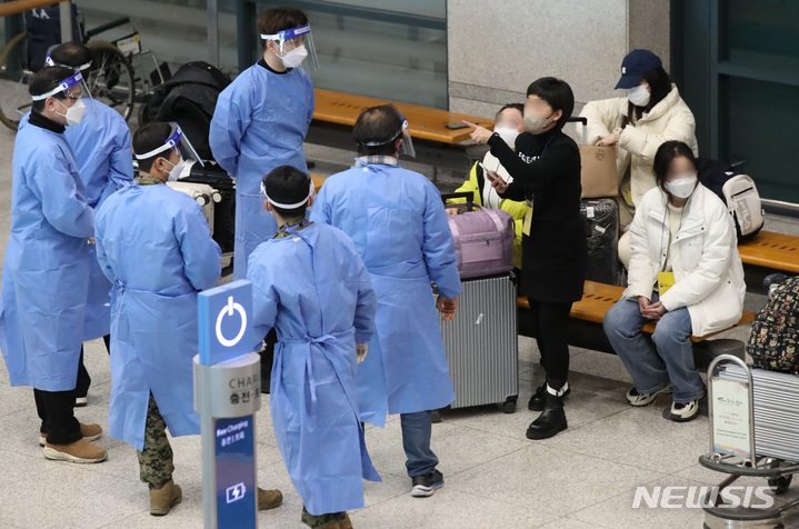 [인천공항=뉴시스] 조수정 기자 = 중국발 입국자 코로나19 검사 의무화 사흘째인 4일 오후 인천국제공항 제1여객터미널에서 검역 지원 육군 장병들이 중국발 입국자들에게 검사 절차 등을 안내하고 있다. 2023.01.04. chocrystal@newsis.com