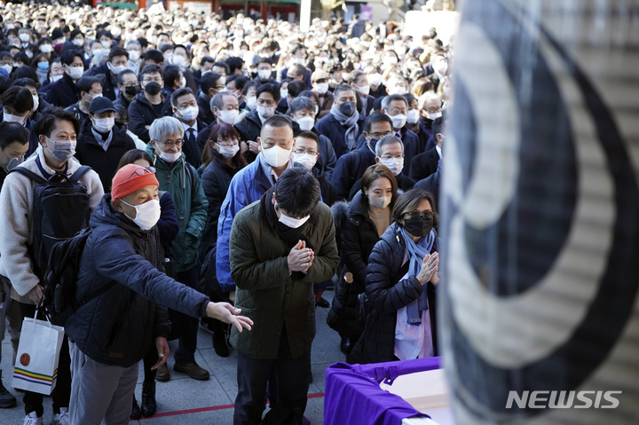 [도쿄=AP/뉴시스]지난 4일 일본 도쿄의 간다 묘진 신사를 찾은 시민들이 새해 소원을 빌고 있다. 마스크를 착용한 참배객들이 눈에 띈다. 2023.01.19.