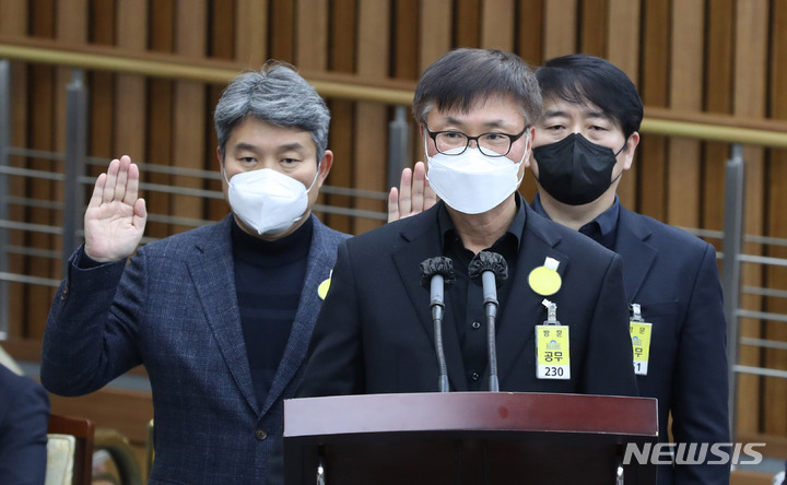 [서울=뉴시스] 전진환 기자 = 이태원 핼러윈 축제 전 서울 용산경찰서에서 작성된 위험 분석 보고서를 참사 후 증거인멸 목적으로 삭제토록 지시했다는 혐의로 기소된 경찰 간부가 삭제 명령에 반발하는 직원에게 강도 높은 삭제 지시를 내렸다는 증언이 나왔다. 사진은 박성민(가운데) 전 서울경찰청 정보부장, 정대경(오른쪽) 전 서울경찰청 112상황3팀장, 김진호 전 용산경찰서 정보과장이 지난 1월4일 오후 서울 여의도 국회에서 열린 이태원 참사 진상 규명 및 재발 방지를 위한 국정조사특별위원회 청문회에 출석해 증인 선서를 하고 있는 모습. 2023.01.04. amin2@newsis.com