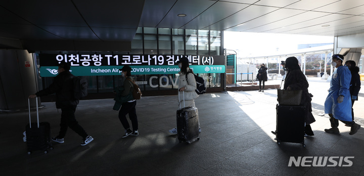 [인천공항=뉴시스] 조수정 기자 = 중국발 입국자 코로나19 검사 의무화 사흘째인 4일 오후 인천국제공항 제1여객터미널에서 검역 지원 육군 장병들이 중국발 입국자들을 검사센터로 안내하고 있다. 2023.01.04. chocrystal@newsis.com