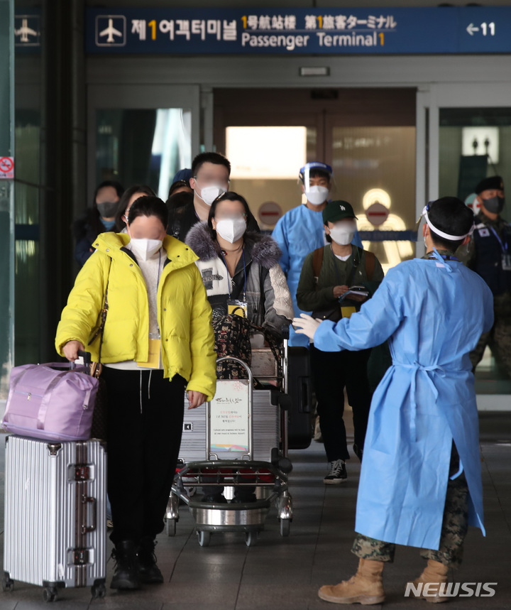 [인천공항=뉴시스] 조수정 기자 = 중국발 입국자 코로나19 검사 의무화 사흘째인 4일 오후 인천국제공항 제1여객터미널에서 검역 지원 육군 장병들이 중국발 입국자들을 검사센터로 안내하고 있다. 2023.01.04. chocrystal@newsis.com