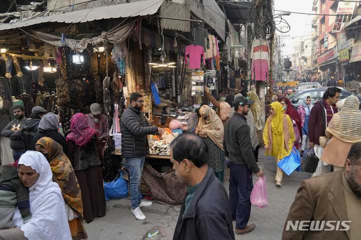 [라호르(파키스탄)=AP/뉴시스]파키스탄 라호르의 한 시장에 4일 물건을 사기 위해 사람들이 방문한 모습. 2023.1.4