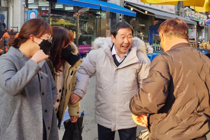 [증평=뉴시스] 증평장뜰시장을 찾아 상인들과 대화 나누는 이재영 증평군수. (사진=증평군 제공) photo@newsis.com *재판매 및 DB 금지