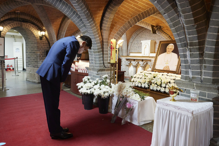 [수원=뉴시스] 5일 오후 김동연 경기도지사가 서울시 중구 명동성당 지하성당에 마련된 고(故) 베네딕토 16세 전임 교황 분향소에 방문해 조문하고 있다. (사진=경기도 제공) 2023.01.05. photo@newsis.com *재판매 및 DB 금지