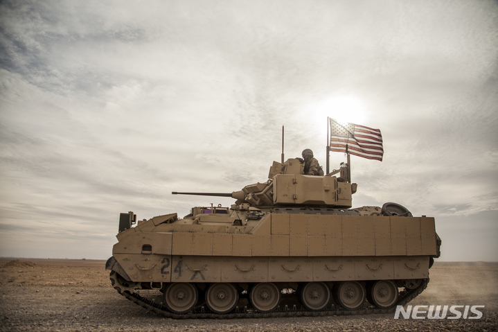 [데이르 에조르(시리아)=AP/뉴시스]2021년 12월8일 미군이 시리아 북동부의 시골 데이르 에조르에서 브래들리 장갑차를 운전하고 있다.