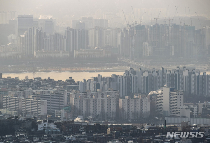 [서울=뉴시스] 정병혁 기자 = 5일 오전 서울 남산에서 도심 아파트가 보이고 있다. 서울 아파트 층수를 35층으로 제한한 이른바 '35층 룰' 규제가 전면 폐지됐다. 서울시는 이런 내용을 담은 '2040 서울도시기본계획'을 확정해 5일 공고했다. 2023.01.05. jhope@newsis.com