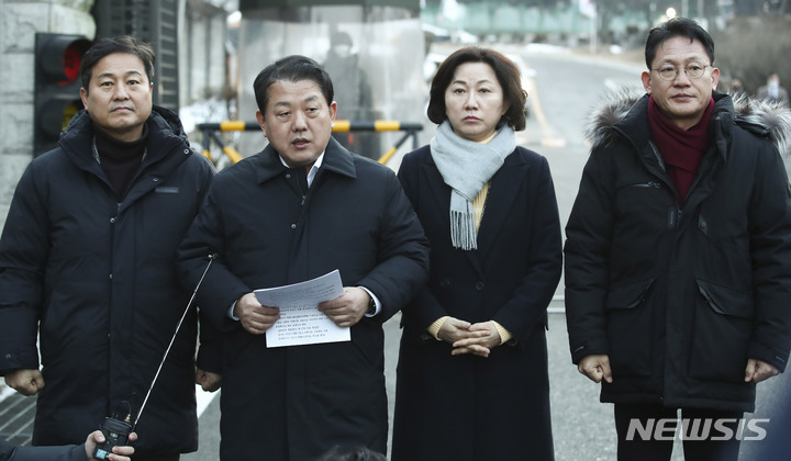 [서울=뉴시스] 전진환 기자 = 김병주 국회 국방위원회 더불어민주당 간사가 5일 오후 수도방위사령부 예하 방공진지를 찾아 무인기 대비태세 점검을 마치고 기자들에게 브리핑을 하고 있다. 왼쪽부터 더불어민주당 김영배, 김 간사, 송옥주 의원, 배진교 정의당 의원. (공동취재사진) 2023.01.05. photo@newsis.com