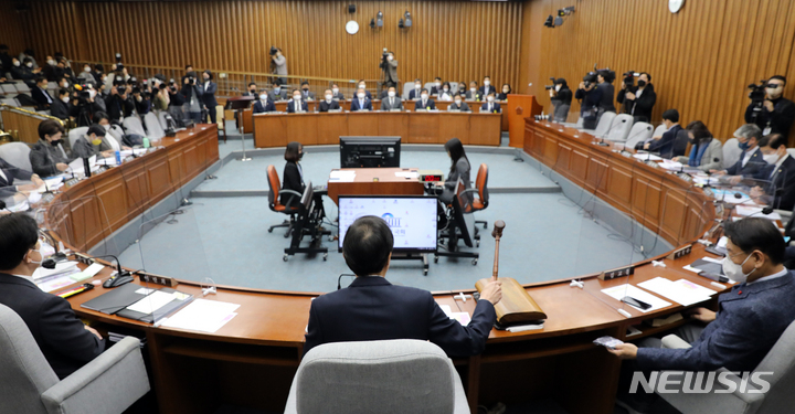 [서울=뉴시스] 고범준 기자 = 우상호 위원장이 6일 오전 서울 여의도 국회에서 열린 용산 이태원 참사 진상규명과 재발방지를 위한 국정조사 특별위원회 2차 청문회에서 의사봉을 두드리고 있다. 2023.01.06. bjko@newsis.com