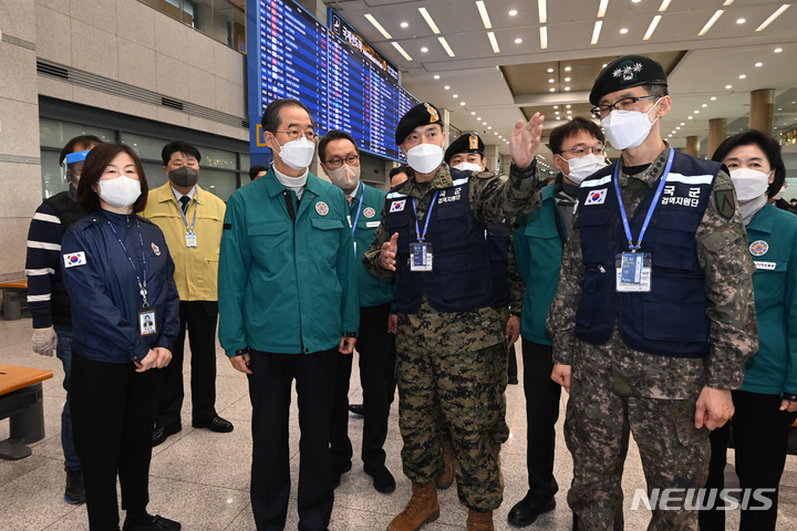 [인천공항=뉴시스] 공항사진기자단 = 한덕수 국무총리가 6일 오전 인천국제공항 제1여객터미널 입국장을 찾아 인천국제공항공 및 검역 관계자와 함께 중국발 입국자에 대한 방역상태에 대한 현황을 보고받고 현장을 점검하고 있다. 2023.01.06. photo@newsis.com