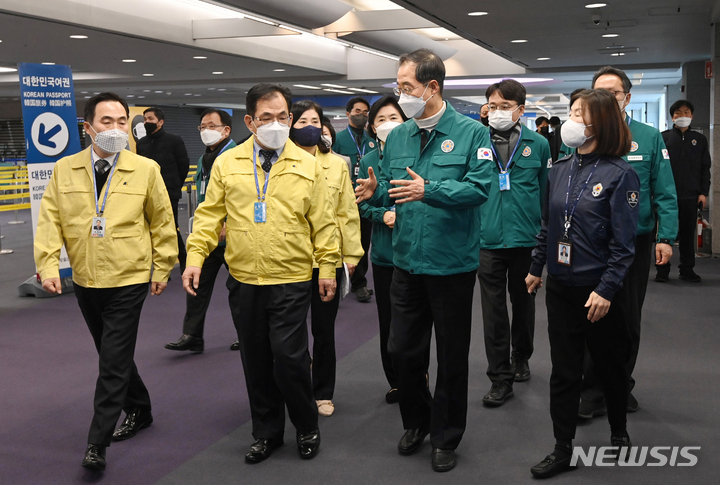 [인천공항=뉴시스] 공항사진기자단 = 한덕수 국무총리가 6일 오전 인천국제공항 제1여객터미널 입국장을 찾아 인천국제공항공 및 검역 관계자와 함께 중국발 입국자에 대한 방역상태에 대한 현황을 보고받고 현장을 점검하고 있다. 2023.01.06. photo@newsis.com