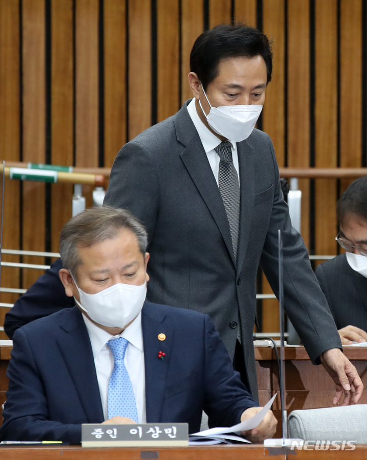 [서울=뉴시스] 고범준 기자 = 오세훈 서울시장이 6일 오전 서울 여의도 국회에서 열린 용산 이태원 참사 진상규명과 재발방지를 위한 국정조사 특별위원회 2차 청문회에 증인으로 출석하고 있다. 2023.01.06. bjko@newsis.com