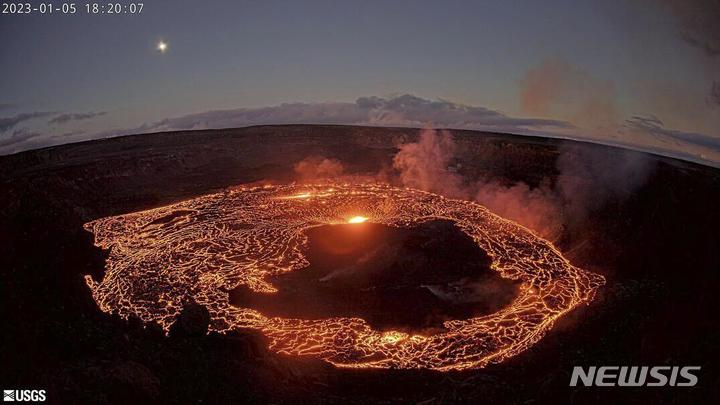 [빅아일랜드=AP/뉴시스] 미국 지질조사국이 제공한 웹캠 사진에 2023년 1월5일 미 하와이주 빅아일랜드의 킬라우에아 화산이 분화해 용암을 분출하고 있다. 2023.01.06.