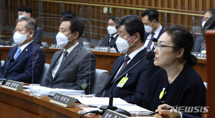 [서울=뉴시스] 전진환 기자 = 박희영(오른쪽) 용산구청장이 6일 오전 서울 여의도 국회에서 열린 용산 이태원 참사 진상 규명 및 재발 방지를 위한 국정조사특별위원회 2차 청문회에 출석해 의원 질의에 답하고 있다. 2023.01.06. amin2@newsis.com