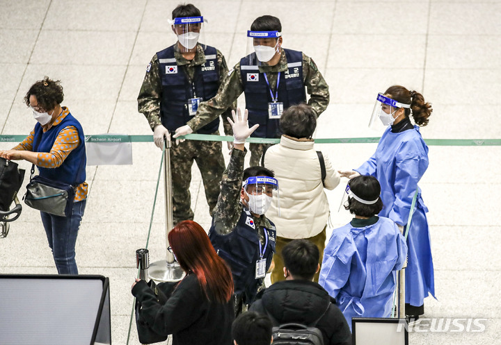 [인천공항=뉴시스] 정병혁 기자 = 중국발 입국자 코로나19 검사 의무화가 시행중인 6일 오후 인천국제공항 제2여객터미널에서 선양발 입국자들이 검역 지원 육군 장병들과 PCR검사 대기장소로 이동하고 있다. 2023.01.06. jhope@newsis.com