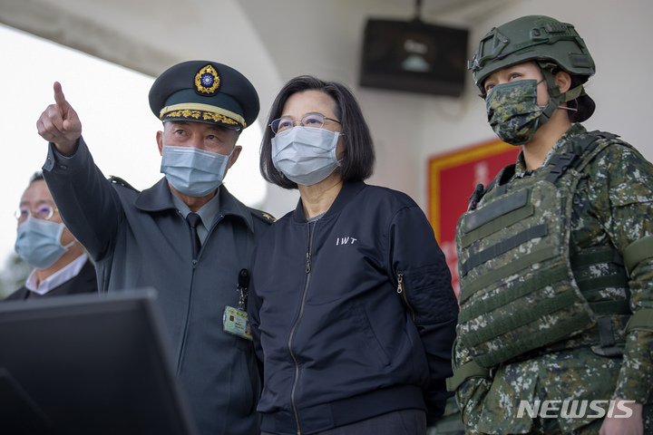 [자이=AP/뉴시스] 차이잉원(가운데) 대만 총통이 6일 대만 남서부 자이의 한 군사기지를 방문해 훈련 모습을 지켜보고 있다. 2023.01.06.