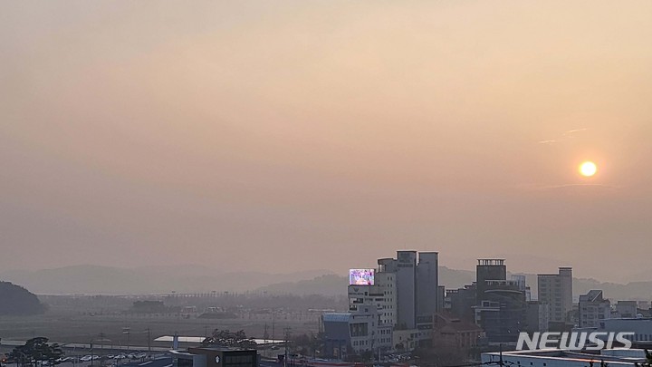 [순천=뉴시스] 미세먼지 뒤덮은 전남 순천 시내 (사진=전남도 제공) photo@newsis.com