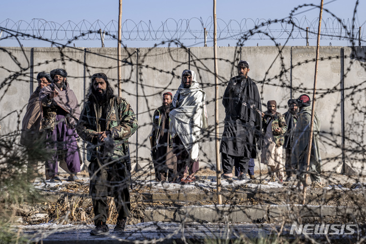 [카불(아프가니스탄)= AP/뉴시스] 올해 1월 1일 아프가니스탄의 수도 카불 시내를 경비하고 있는 탈레반군 검문소 앞의 철조망.