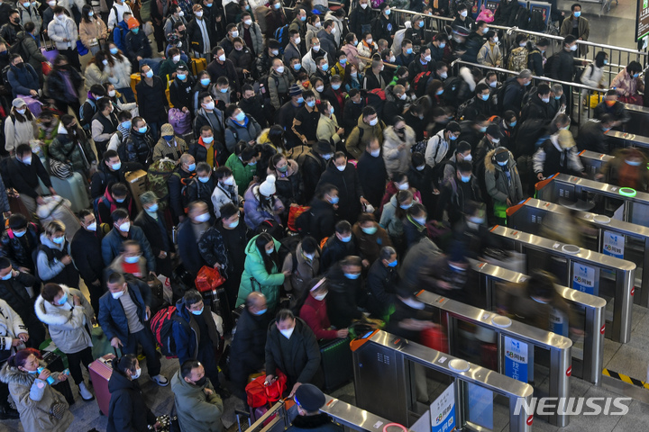 [장쑤성=신화/뉴시스] 지난 7일 중국 장쑤성 동 쑤저우 기차역에서 열차에 탑승하려는 사람들이 마스크를 쓰고 티켓 카운터에 줄을 서 있다.