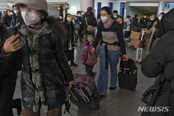 [AP/뉴시스] 8일 외국 입국자의 시설격리 의무가 없어진 중국의 베이징 국제공항에 홍콩 주민이 터미널3에 도착해 나오고 있다 