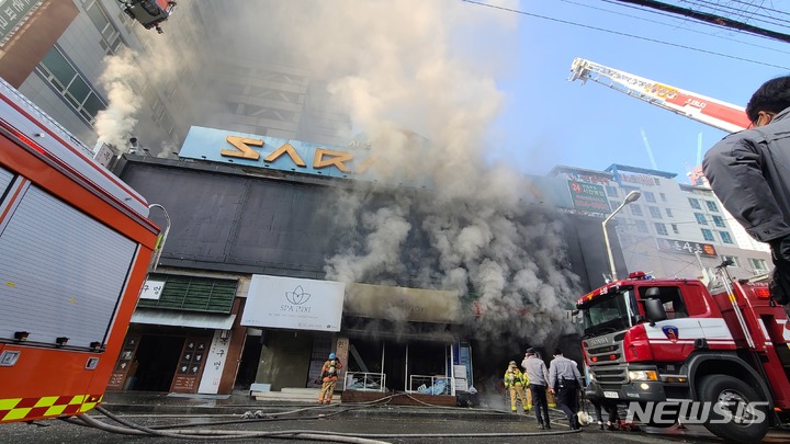 [부산=뉴시스] 권태완 기자 = 9일 오전 부산 부산진구의 한 오피스텔 주차타워에서 난 불이 인근에 있는 2층 상가건물로 번졌다. 부산소방은 대응 2단계를 발령, 200여 명과 장비 80여 대를 투입해 진화 작업을 벌이고 있다. 2023.01.09. kwon97@newsis.com 