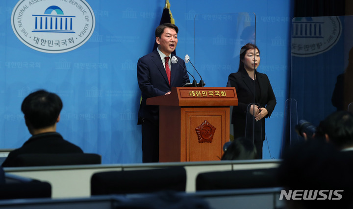 [서울=뉴시스] 추상철 기자 = 안철수 국민의힘 의원이 9일 오전 서울 여의도 국회에서 당대표 출마 선언을 하고 있다. 2023.01.09. scchoo@newsis.com