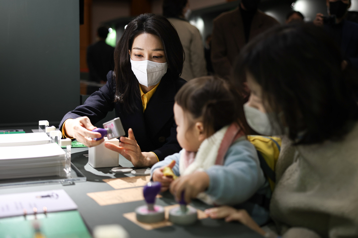 [서울=뉴시스] 윤석열 대통령 부인 김건희 여사가 9일 청와대 춘추관에서 열린 국립한국문학관 특별전 '이상, 염상섭, 현진건, 윤동주 청와대를 거닐다'에서 문학도장 찍기를 체험하고 있다. (사진=대통령실 제공) 2023.01.09. photo@newsis.com *재판매 및 DB 금지