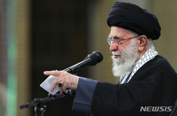 [AP/뉴시스] 1월9일 배포된 이란 최고지도자 알리 하메네이의 회의 연설 사진