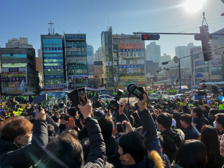 [성남=뉴시스] 이병희 기자 = 이재명 더불어민주당 대표가 검찰에 출석한 10일 오전 10시20분 수원지검 성남지청 앞. 2023.01.10. iambh@newsis.com *재판매 및 DB 금지