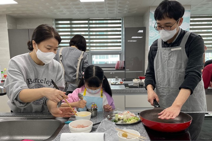 [대구=뉴시스] 대구시 달서구는 달서가족문화센터에서 토요가족만세를 운영한다. (사진 = 대구시 달서구 제공) 2023.01.10. photo@newsis.com *재판매 및 DB 금지