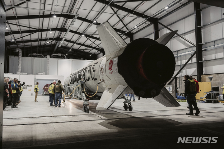[AP/뉴시스] 영국 우주항공 기업 버진 오르빗이 10일 비행 점보제트기에서 방출 발사할 우주로켓 '론처원' 모습 