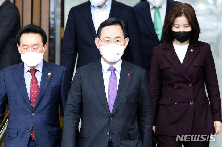 [서울=뉴시스] 전진환 기자 = 주호영 국민의힘 원내대표가 10일 오전 서울 여의도 국회에서 열린 원내대책회의에 참석하고 있다. 2023.01.10. amin2@newsis.com