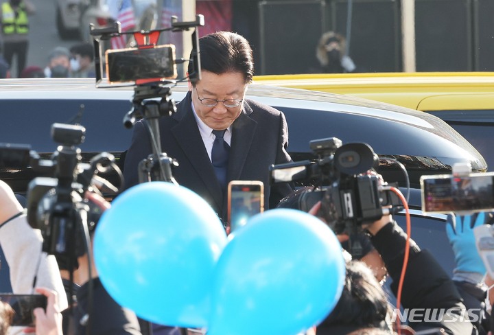 [성남=뉴시스] 사진공동취재단 = '성남FC 후원금' 의혹을 받고 있는 이재명 더불어민주당 대표가 10일 경기도 성남시 수원지방검찰청 성남지청에 출석하고 있다. 2023.01.10. photo@newsis.com