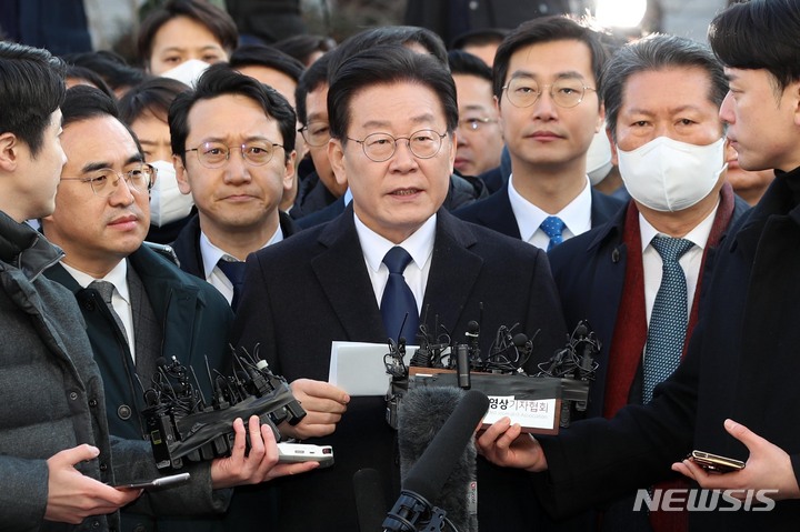 [성남=뉴시스] 사진공동취재단 = '성남FC 후원금' 의혹을 받고 있는 이재명 더불어민주당 대표가 10일 경기도 성남시 수원지방검찰청 성남지청으로 출석하기 앞서 입장을 밝히고 있다. 2023.01.10. photo@newsis.com